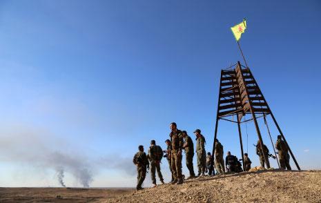 عناصر من «وحدات حماية الشعب» الكردية في ريف الحسكة أول من أمس (أ ف ب) 