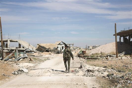جندي سوري في بلدة عربيد قرب كويرس في ريف حلب، أمس (ا ف ب)