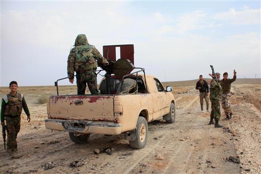 جنود سوريون على طريق خناصر - أثريا بعد استعادة السيطرة عليه من "داعش" امس (ا ف ب)