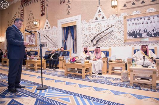 الملك السعودي ويقف أمامه رئيس الحكومة السورية الأسبق الفار رياض حجاب خلال لقاء سلمان معارضين سوريين في الرياض أمس ("واس")