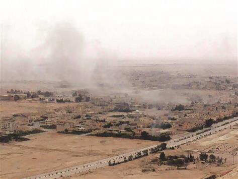 دخان يتصاعد من تدمر خلال عملية الجيش السوري لطرد «داعش» في 26 آذار الماضي (ا ب ا)