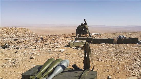 جنديان سوريان يستعدان لقصف مواقع «داعش» في القريتين قبيل السيطرة عليها (سيف عمر الفرا)