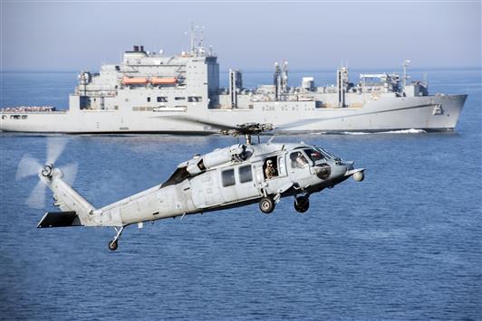 طوافة حربية اميركية قرب سفينة حربية خلال المناورات البحرية في الخليج في 6 نيسان الحالي (رويترز)