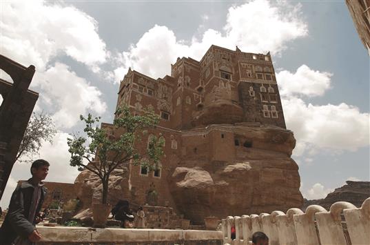 يمني يسير قرب مبنى دار الحجر التاريخي في صنعاء (أ ف ب)