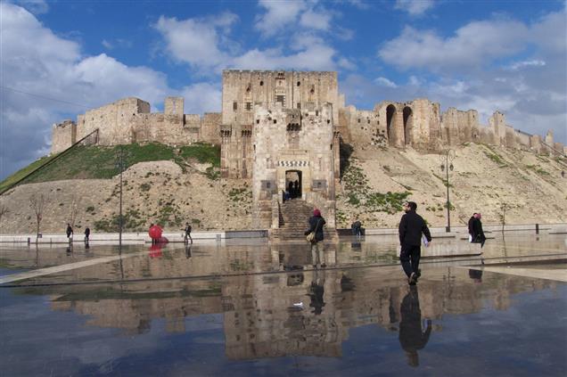 أمام قلعة حلب (عن "فليكر") 