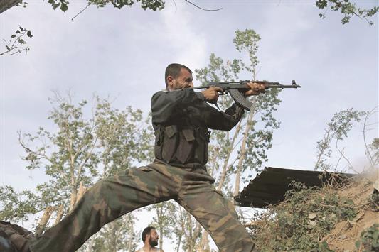 مسلح من «فيلق الرحمن» خلال اشتباك مع القوات السورية في بالا في غوطة دمشق امس الاول (ا ف ب)
