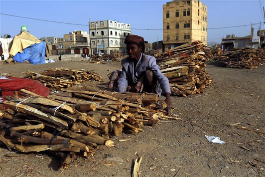 يمني يعرض الخشب للبيع في صنعاء أمس لاستخدامه في عمليات الطهو بعد ارتفاع أسعار الغاز (أ ب ا)
