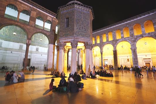 مصلون في المسجد الأموي في دمشق أمس الأول (أ ب أ)