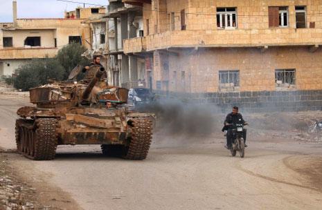 أخرج عدد من مقاتلي «داعش» عائلاتهم من حوض اليرموك تحسّباً لهجوم محتمل (أ ف ب) 