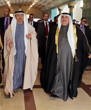 وزيرا خارجية البحرين خالد آل خليفة والإمارات عبدالله بن زايد على هامش اجتماع القاهرة اليوم (إ ب أ)