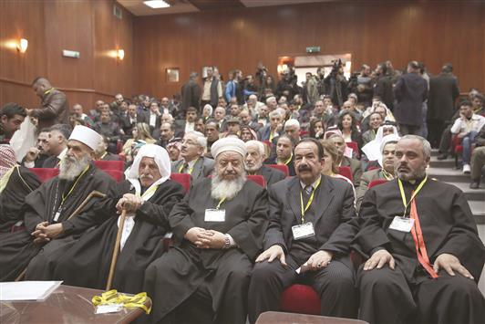 سوريون يشاركون في مؤتمر للمصالحة في دمشق أمس (ا ب ا)