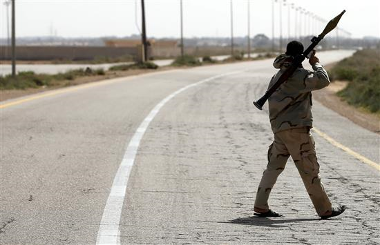 مقاتل من قوّات "فجر ليبيا" يحمل قاذف "ار بي جي" قرب مدينة سرت أمس (رويترز)