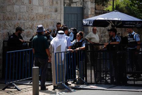 يواصل الفلسطينيون رفض الإجراءات الإسرائيلية التي تقيد دخولهم إلى الأقصى (الأناضول)