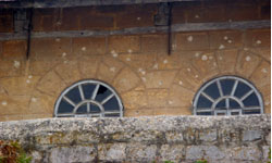 آثار الرصاص على جدران كنيسة المهد
