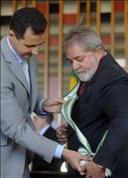 الأسد يقلّد داسيلفا وسام «أمية الوطني» في برازيليا أمس.