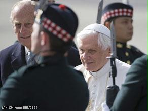 البابا بعيد وصوله إلى بريطانيا في أول زيارة رسمية لأحد بابوات الفاتيكان منذ نحو 30 عاما.
