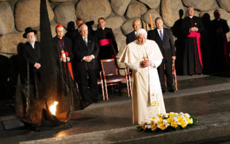 البابا خلال زيارته «ياد فاشيم» في القدس المحتلة أمس