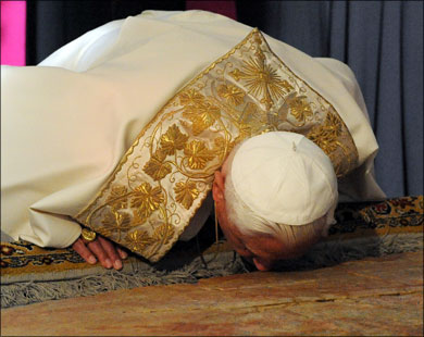البابا يلثم حجر الغسيل بالمكان الذي يُعتقد مسيحيا أن جسد المسيح غسل فيه.