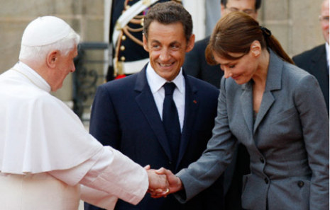 الثنائي ساركوزي وبروني يستقبلان ضيفهما في الاليزيه أمس.