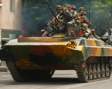 الدبابات القرغيزية أخفقت في وقف العنف