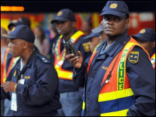 السلطات في جنوب أفريقيا خصصت آلاف من عناصر الشرطة لحماية المشجعين