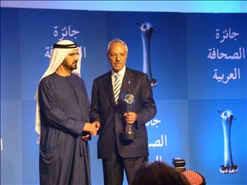 الشيخ محمد بن راشد آل مكتوم يسلم سلمان الجائزة