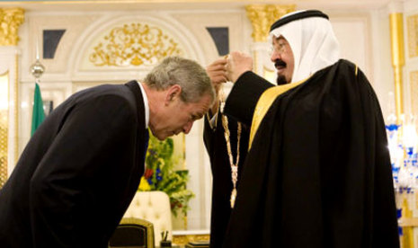 الملك عبد الله يقلّد بوش وسام الملك عبد العزيز في الرياض أمس.