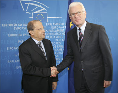النائب عون (يسار) مع رئيس البرلمان الأوروبي هانس غيرت بوترينغ