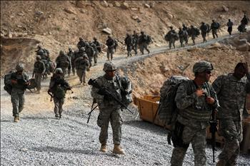 جنود من قوات الاحتلال الأميركي لدى وصولهم إلى قاعدتهم في إقليم قندهار أمس.