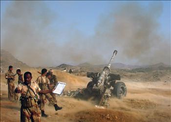 جنود يمنيون يقصفون مواقع الحوثيين في محافظة صعدة أمس.