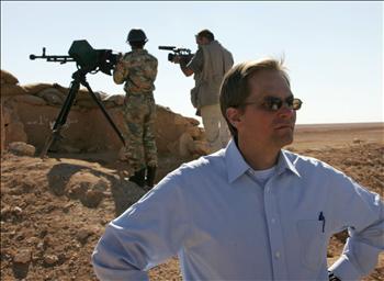 دبلوماسي أميركي خلال زيارة الى الحدود السورية العراقية أمس الأول.
