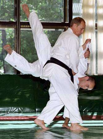 رئيس الوزراء الروسي فلاديمير بوتين يرتدي الحزام الاسود في الجودو اثناء تدريب يوم 16 يونيو حزيران 2002