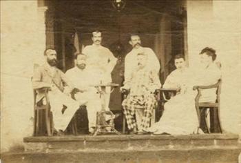رامبو (الثاني من اليمين) مع المستكشف هنري لوسيرو وآخرين، التقطت في آب 1880 على درج مدخل «فندق لونيفر» في عدن..