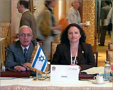 سيمونا هالبيرين وإبراهام أربيف مسؤولان إسرائيليان في أبو ظبي سابقا