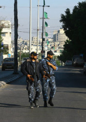 شرطيان من «حماس» في أحد شوارع غزّة