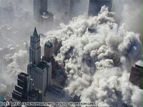 صورة بعد لحظات من انهيار مركز التجارة العالمي التقطتها عدسة مصور من طائرة مروحية كانت قريبة من الموقع.