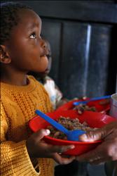 طفل من جنوب افريقيا... «يتناول» طعامه
