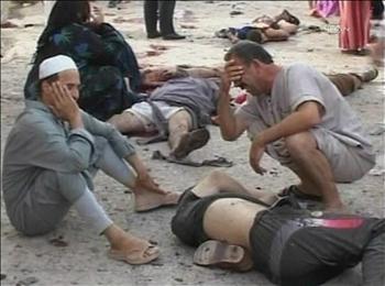 عراقيون ينتحبون قرب جثث قتلى إنفجار إنتحاري في تلعفر أمس