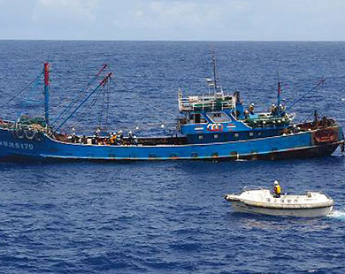 قارب الصيد الصيني الذي احتجزته اليابان قرب الجزر المتنازع عليها.