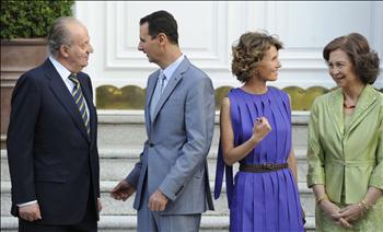 كارلوس وعقيلته الملكة صوفيا خلال استقبالهما الأسد وعقيلته أسماء في مدريد أمس