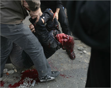 متظاهرون إيرانيون يحملون زميلا لهم قالوا إنه تعرض لإطلاق نار