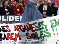 مدريد متظاهرات اوروبيات منقبات في ذكرى الحرب