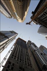 ناطحات سحاب قيد البناء في دبي أمس