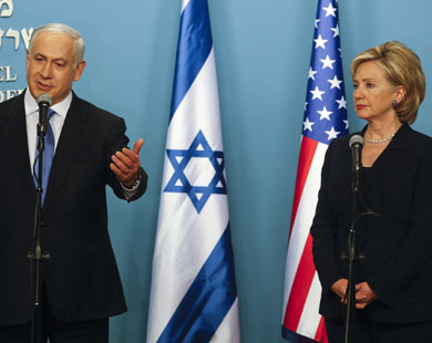نتنياهو (يسار) ادعى بعد لقاء هيلاري كلينتون أن إسرائيل لاتقيم مستوطنات جديدة