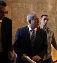 نتنياهو متوجها لحضور اجتماع الحكومة الاسرائيلية أمس.