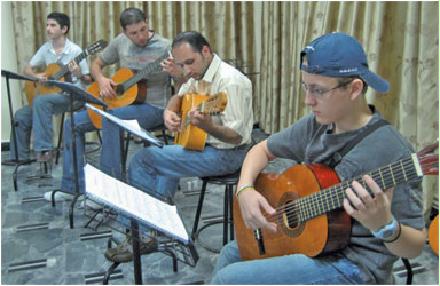 يتعلمون العزف في المركز الثقافي الروسي في دمشق