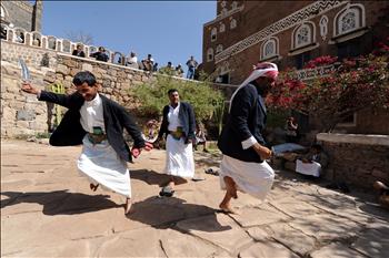 يمنيون يؤدون رقصة تقليدية في صنعاء أمس